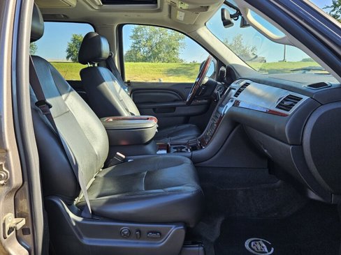 Used 2014 Cadillac Escalade ESV Premium image 16