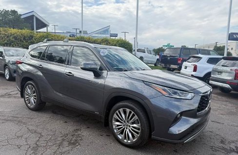 Used 2021 Toyota Highlander Platinum image 1