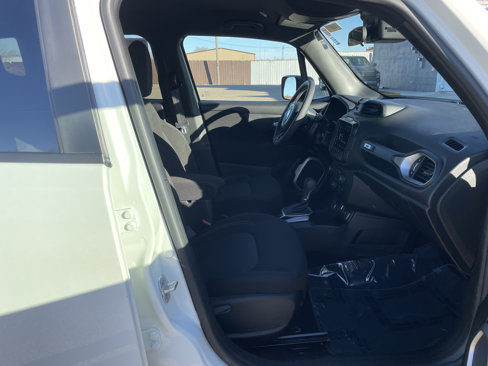 Used 2021 Jeep Renegade Latitude w/ Luxury Group II image 9