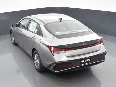 Used 2025 Hyundai Elantra SE image 18