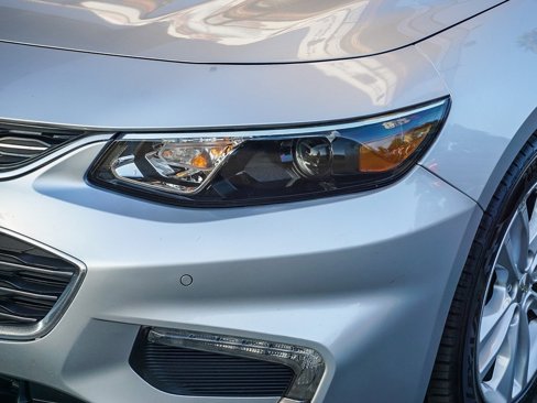 Used 2017 Chevrolet Malibu LT w/ Driver Confidence Package image 6