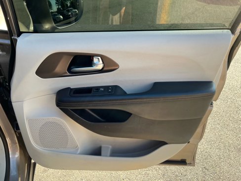 Used 2017 Chrysler Pacifica Touring-L image 19