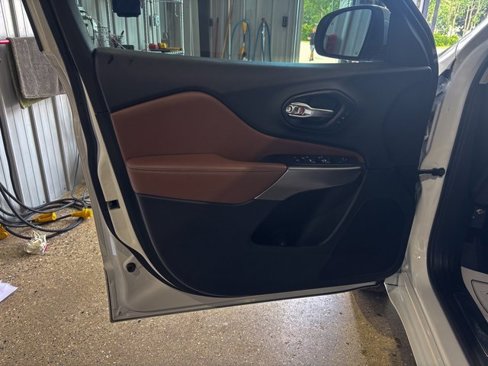 Used 2019 Jeep Cherokee Overland w/ Technology Group image 17
