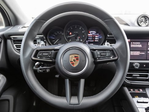 Used 2024 Porsche Macan image 13