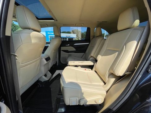 Used 2019 Toyota Highlander XLE w/ Phone Cable & Charge Package image 16