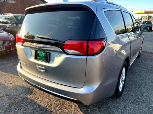 Used 2019 Chrysler Pacifica Touring-L image 25