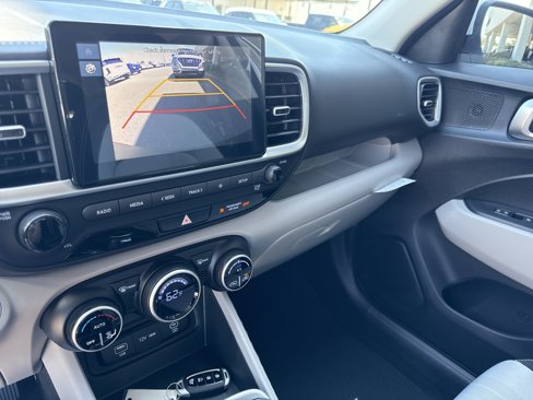 New 2025 Hyundai Venue SEL image 9