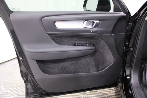 Used 2022 Volvo XC40 T4 Momentum image 5