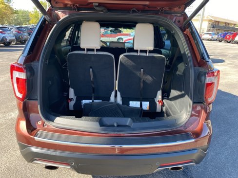 Used 2018 Ford Explorer XLT w/ Equipment Group 202A image 8