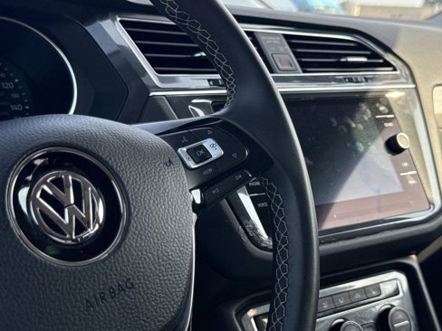 Used 2021 Volkswagen Tiguan SE w/ Panoramic Sunroof Package image 16