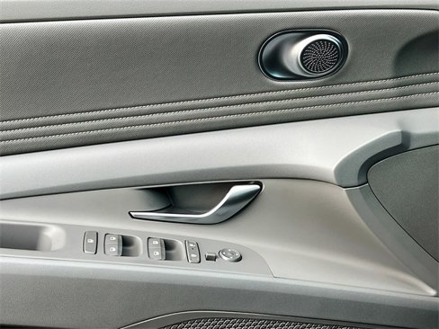 New 2025 Hyundai Elantra SEL image 18