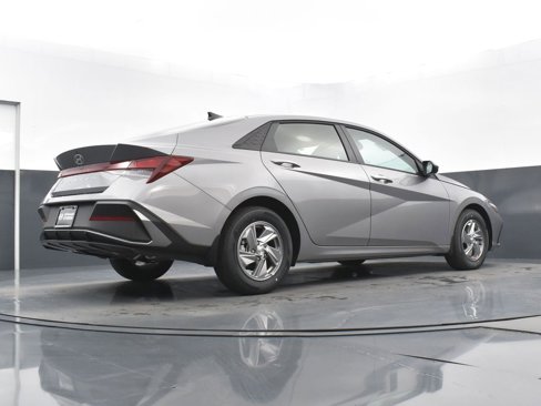 Used 2025 Hyundai Elantra SE image 23