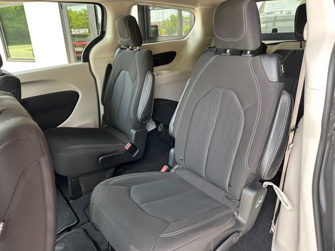 Used 2020 Chrysler Voyager LX image 12