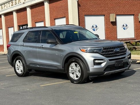 Used 2022 Ford Explorer XLT w/ Equipment Group 202A image 3