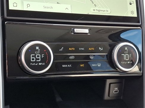 Certified 2025 Land Rover Discovery S image 11