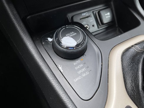 Used 2015 Jeep Cherokee Latitude w/ Comfort/Convenience Group image 32