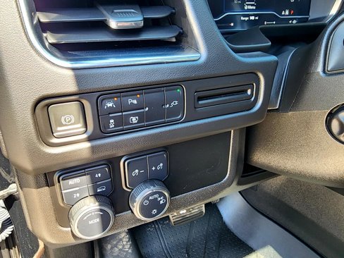 Used 2022 Chevrolet Suburban RST w/ Sport Performance Package image 17