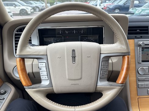 Used 2009 Lincoln Navigator 4WD image 18