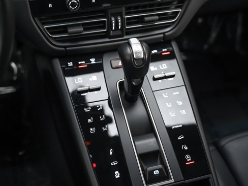 Certified 2024 Porsche Macan w/ Premium Plus Package image 20