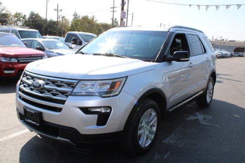 Used 2018 Ford Explorer XLT w/ Equipment Group 201A image 3