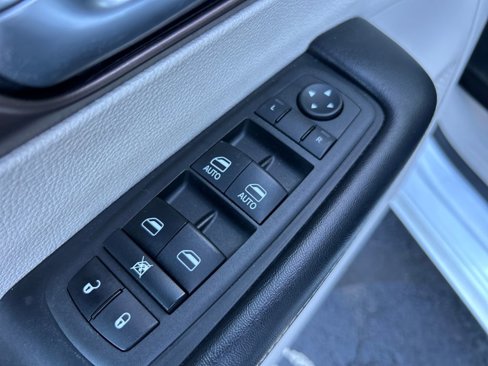 Used 2022 Chrysler Voyager LX image 13