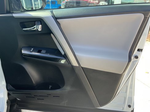 Used 2016 Toyota RAV4 Limited image 29