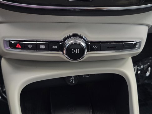 New 2025 Volvo XC40 B5 Ultra w/ Climate Package image 21