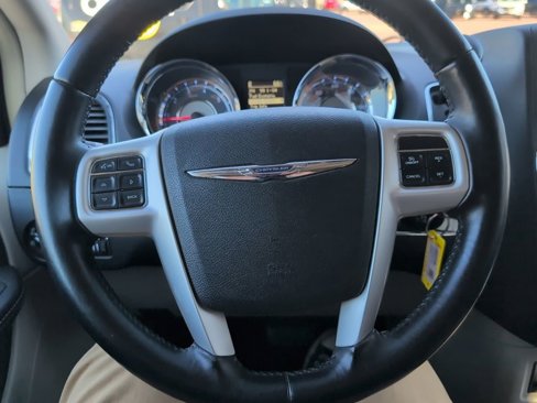 Used 2015 Chrysler Town & Country Touring image 16