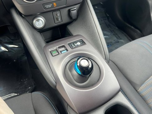 Used 2025 Nissan Leaf S image 25