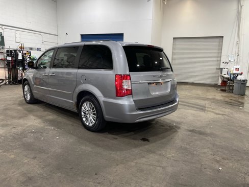 Used 2013 Chrysler Town & Country Touring-L w/ Driver Convenience Group image 4