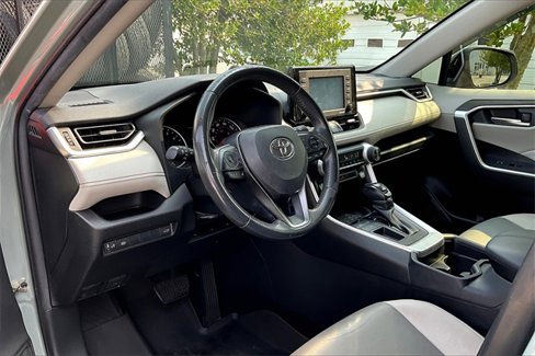 Used 2021 Toyota RAV4 XLE Premium image 11