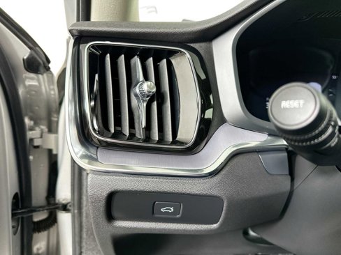 Certified 2025 Volvo S60 B5 Core image 10