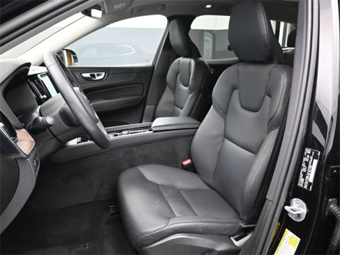 Used 2022 Volvo XC60 B5 Momentum w/ Climate Package image 9