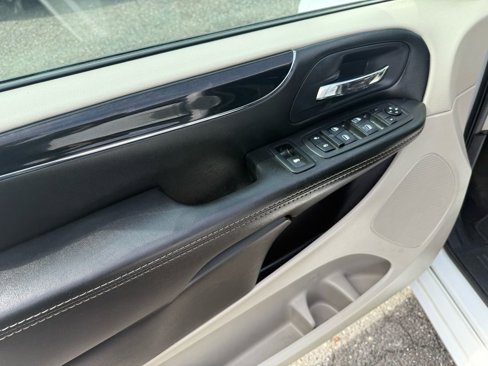 Used 2018 Dodge Grand Caravan SXT image 9
