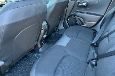 Used 2018 Jeep Renegade Altitude w/ UConnect 8.4 Nav Group image 9