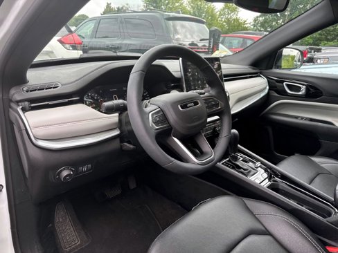 Used 2025 Jeep Compass Limited image 9