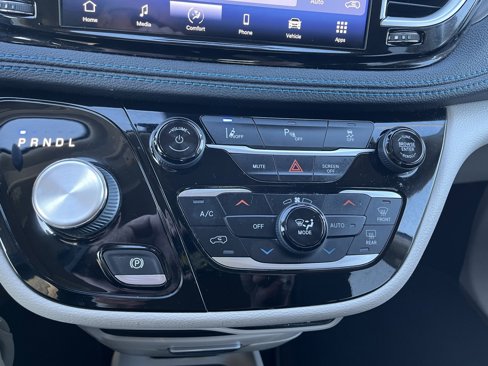 Used 2021 Chrysler Pacifica Touring w/ Cold Weather Group image 23