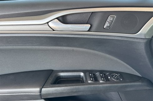 Used 2019 Ford Fusion SE image 15