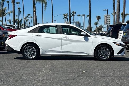 Used 2024 Hyundai Elantra SEL image 3