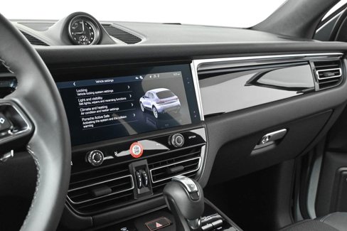 Certified 2025 Porsche Macan image 12
