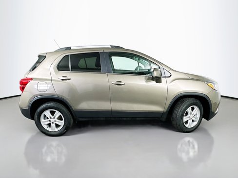 Used 2020 Chevrolet Trax LT w/ LT Convenience Package image 8