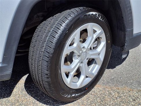 Used 2024 Jeep Compass Latitude image 4