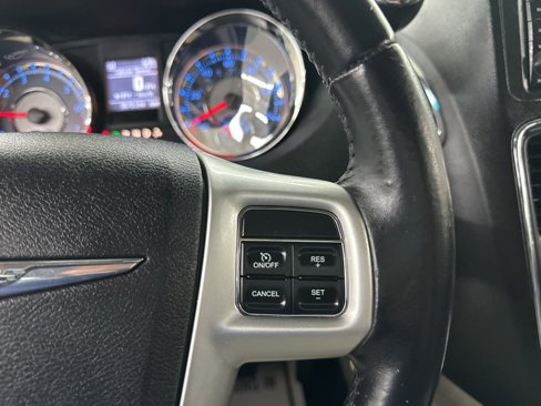 Used 2016 Chrysler Town & Country Touring image 33