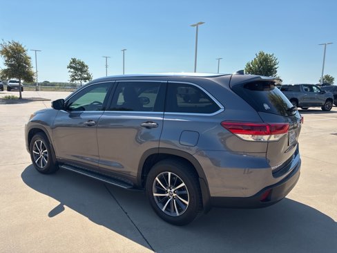 Used 2018 Toyota Highlander SE image 3