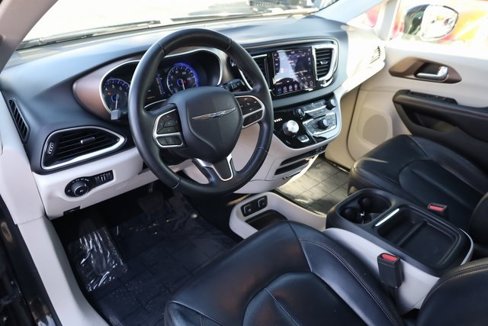 Used 2018 Chrysler Pacifica Touring-L image 9