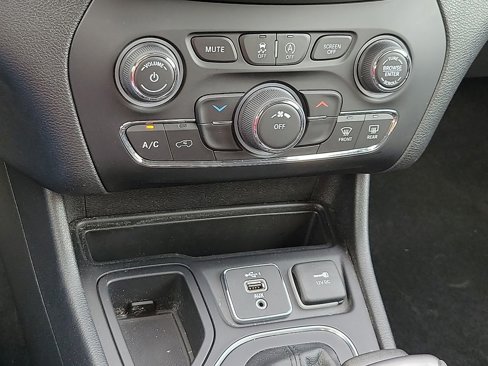 Used 2020 Jeep Cherokee Latitude image 17