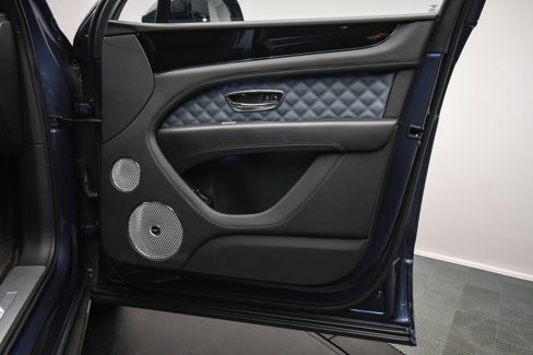 Used 2022 Bentley Bentayga image 46