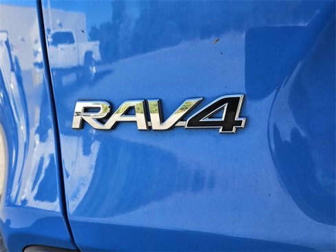 Used 2020 Toyota RAV4 XLE w/ Convenience Package image 7