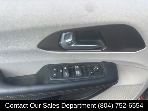Used 2017 Chrysler Pacifica Touring-L image 12