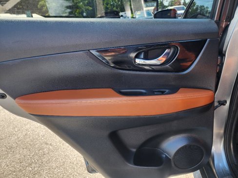 Used 2018 Nissan Rogue SL w/ Premium Package image 11